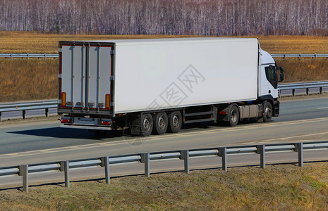 运输货物的大白色拖车图片