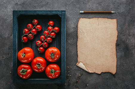 框中西红柿的顶部视图和混凝土图片