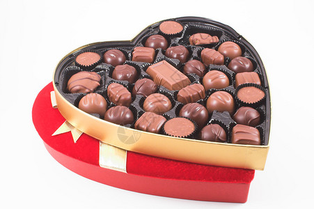 一颗心形的巧克力盒图片