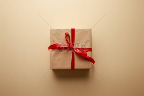 手纸上带有蜜蜂背景红色丝带的礼图片