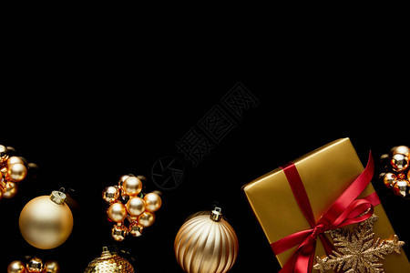 闪亮的圣诞礼物之顶上面有红丝带和雪花在黑边被隔离图片