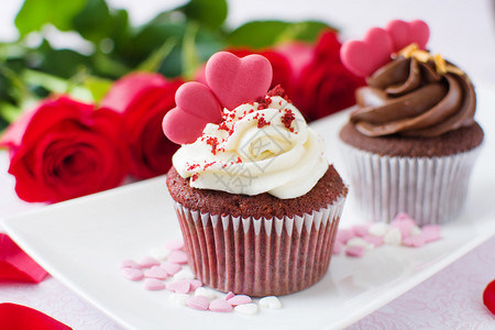 纸杯蛋糕和玫瑰甜心图片