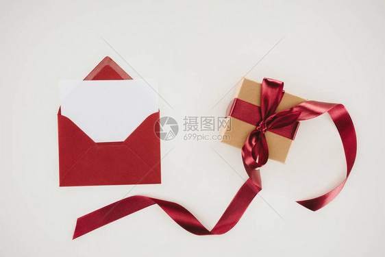 红色信封的顶部视图白纸和礼品盒被图片