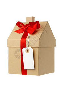 用红礼带和白色地址标签包着棕色纸的房屋图片