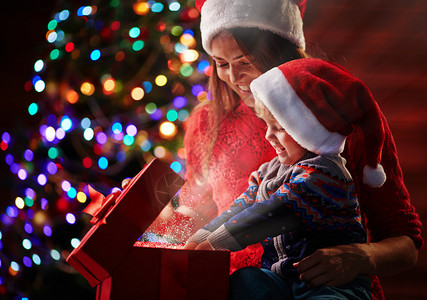 快乐的女人和她的儿子在充满闪亮的圣诞图片