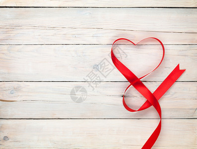 情人节背景与心形丝带在白色木桌背景图片