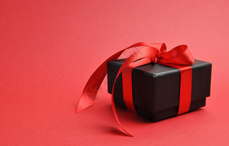 美丽的情人节黑盒礼物带有红色背图片