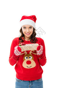 微笑的年轻女子提供圣诞节礼物图片