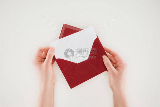 妇女打开红色信封用白纸隔绝的图片