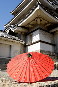 在寺庙的日本传统红伞图片