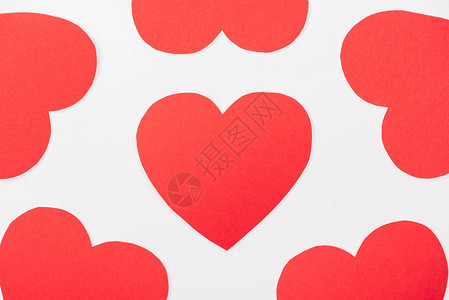 以心脏形状纸牌背景在白日圣情人节日背景图片