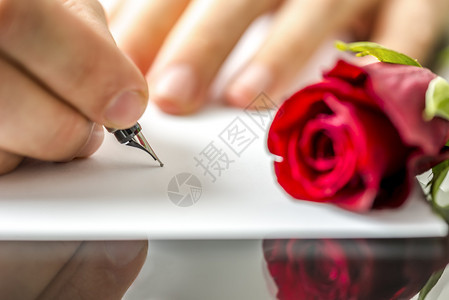 男人写一封信给他的甜心或情人节或周年纪念日图片