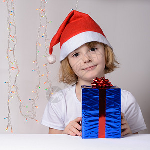 戴着圣诞帽圣诞礼包的小女孩图片