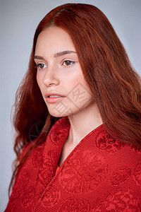 美丽的时装女孩的肖像红色头发背景图片