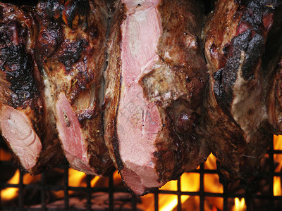 烧烤肉和火焰传统上在不同的家图片