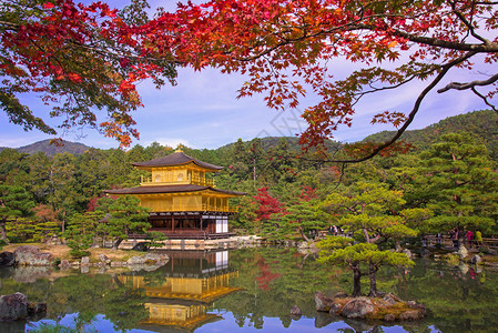 日本京都秋天的金阁或金阁寺图片