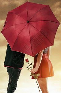 躲在伞后热吻的情侣图片
