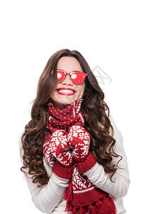 穿着围巾和手套的年轻快乐女人戴着红色不透明的太阳眼镜图片