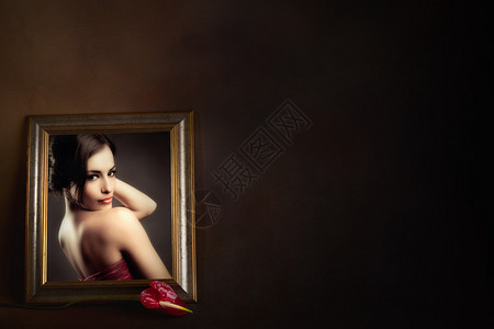 相框里的女人肖像前面有红花图片