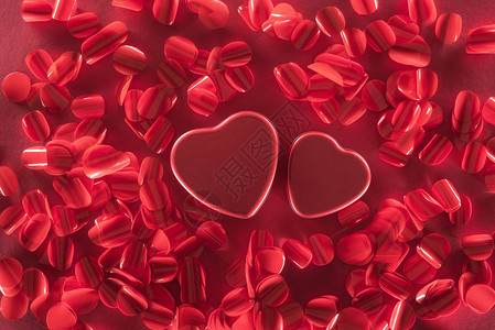 红色心和美丽的装饰花瓣情人节图片