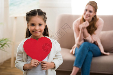 可爱的小孩带着红心符号图片