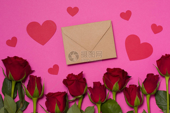 情人节背景无缝的粉红背景以及红玫瑰信封免费图片