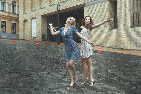妇女对雨水很满意她们也快乐图片