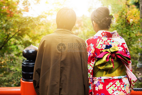 与传统Yukata和Kimono的日本夫妇在日落时享受秋色叶图片