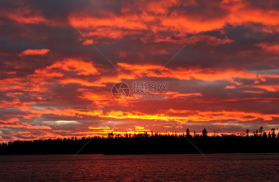 边界水域塔斯卡罗拉湖的日落图片