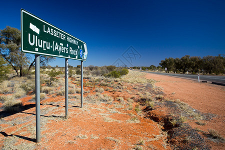 一条标志路标指向澳大利亚北部地区乌卢的标图片
