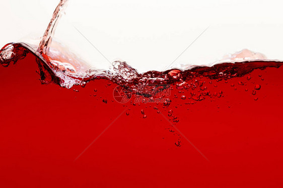 红色流动的明亮液体在白色上隔图片
