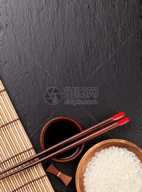 黑石本底的豆酱碗和大米上日本寿司铲子带有复制空图片