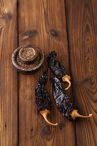 chipotle墨西哥胡椒在旧纹理木头和铁重量上熏制了整个冷图片