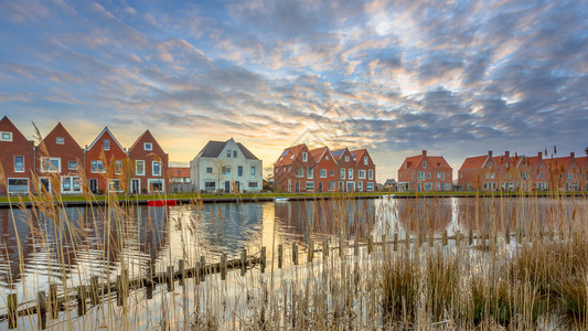 荷兰新建生态城区滨水区街道上的新现代住宅图片