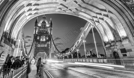 伦敦英国的天塔桥交通中图片