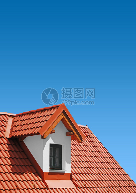 蓝天背景的红瓦屋顶新屋顶图片