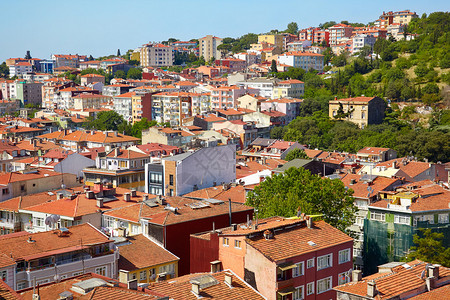 位于土耳其伊斯坦布尔Besiktas市Bosphorus欧洲海岸的住宅红屋顶图片