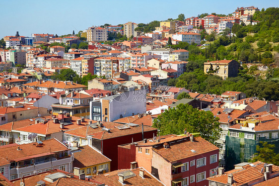 位于土耳其伊斯坦布尔Besiktas市Bosphorus欧洲海岸的住宅红屋顶图片