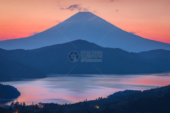 富士山和美丽的芦之湖图片