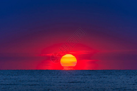 美丽的日出在海上黑背景图片