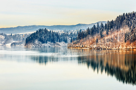 在湖的冬天日出图片