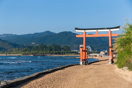 日本青岛神社的鸟居图片