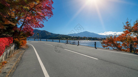 美丽的秋天路风景与湖和山风景背旅行交通公路旅行图片