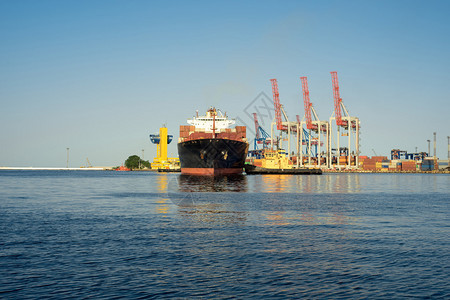 船集装箱船停泊在港口图片