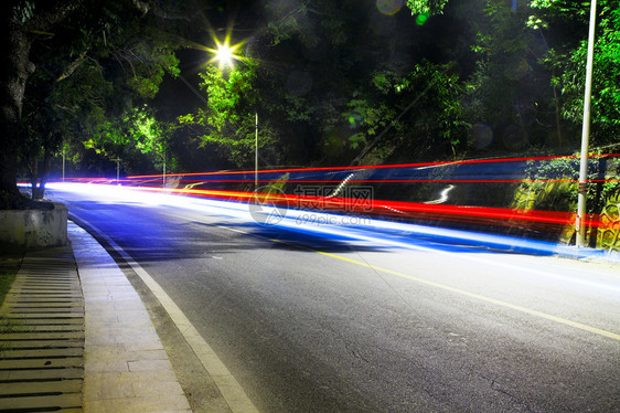 夜间长时间曝光的道路图片