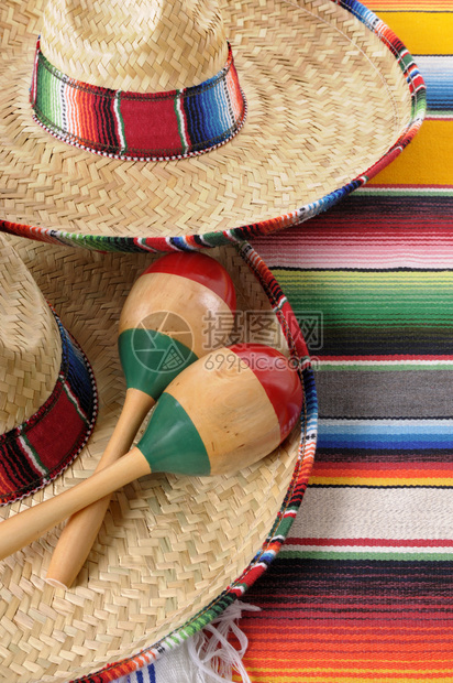 墨西哥有薄膜草帽马拉卡丝和传统青蛙毯子或地毯图片