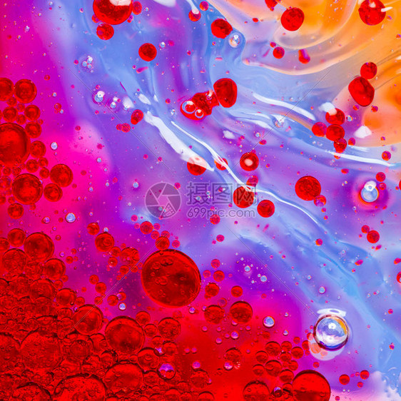 在多彩模糊背景面前形成的水泡摘要组合集图片