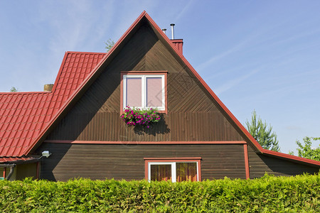 红色塑料屋顶标准农村私人木制小屋图片