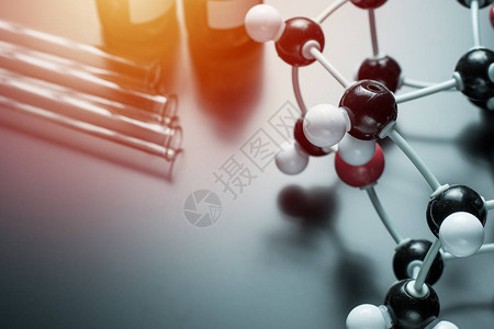 蓝色背景上的分子式和实验室设备科学背景图片