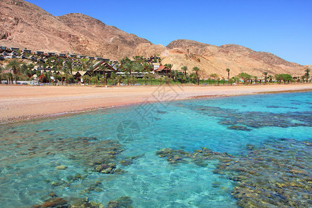 以色列Eilat地区红海岸和红山的横向景象是美丽图片